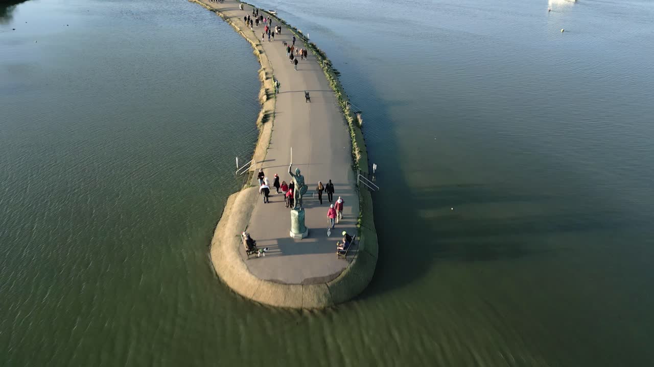 byrhtnoth 동상 위를 날다 영국 maldon 마을의 역사적인 랜드마크