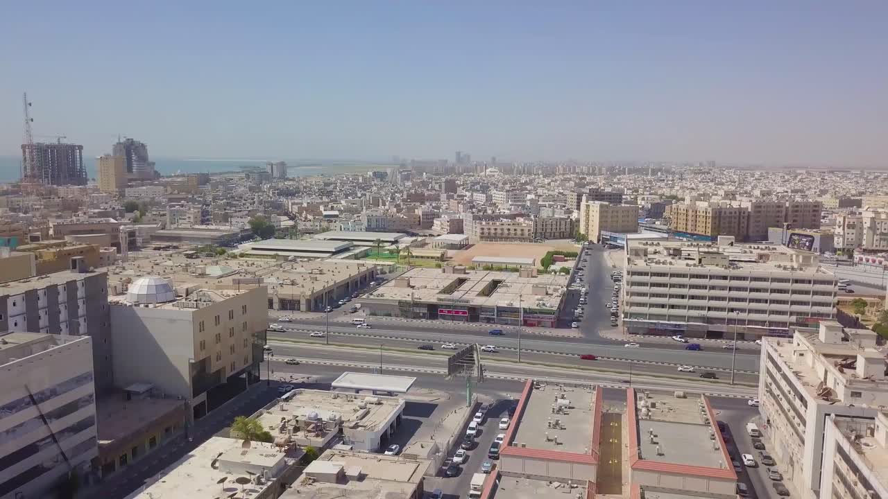 vista aérea de la autopista khobar dhahran con thuqbah y corniche en la parte posterior y suwaiket visible