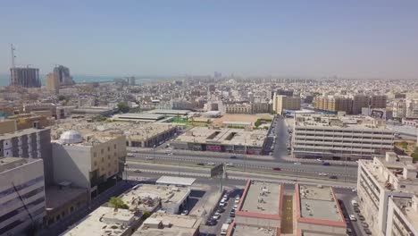 Luftaufnahme-Der-Autobahn-Khobar-Dhahran-Mit-Thuqbah-Und-Corniche-Im-Hintergrund-Und-Suwaiket-Sichtbar