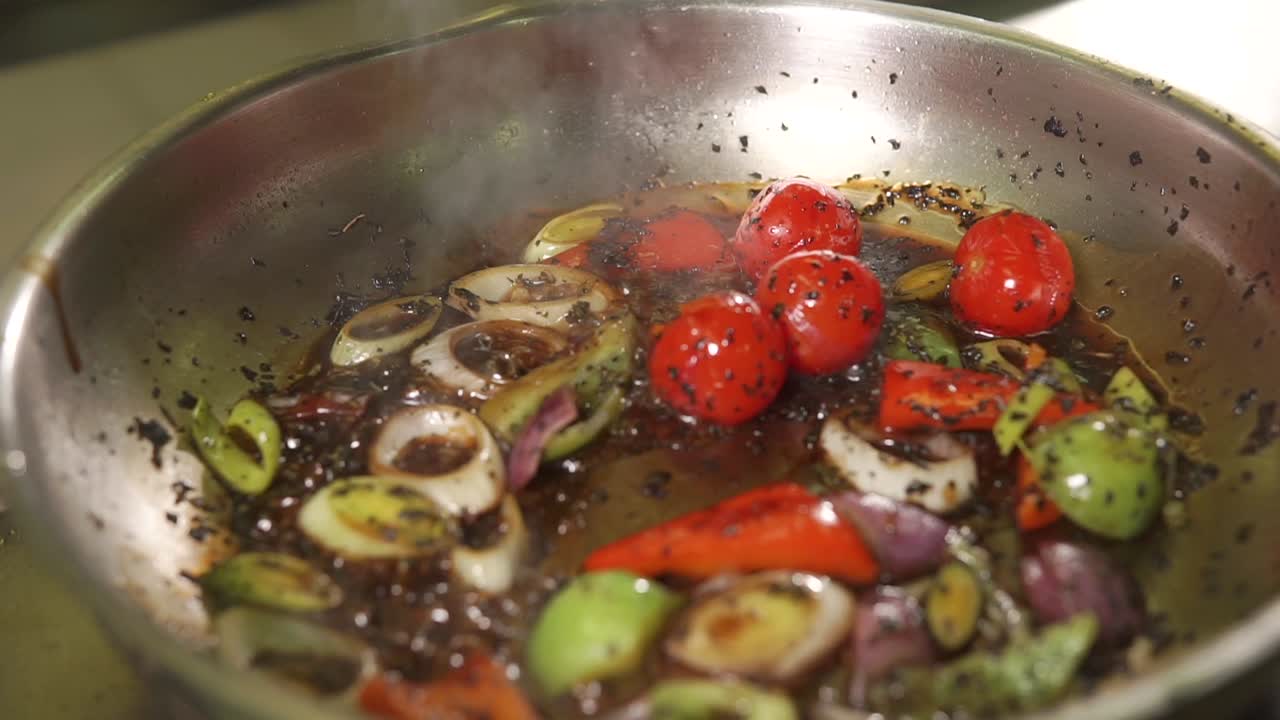 verduras salteadas en una sartén