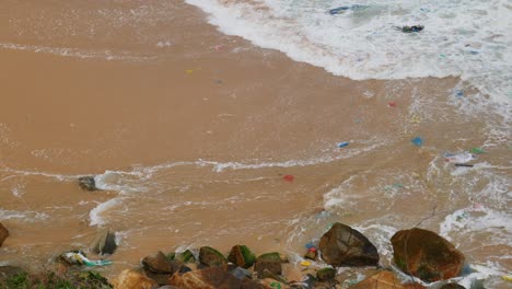 Contaminación-Plástica-En-El-Mar,-Lavando-La-Costa