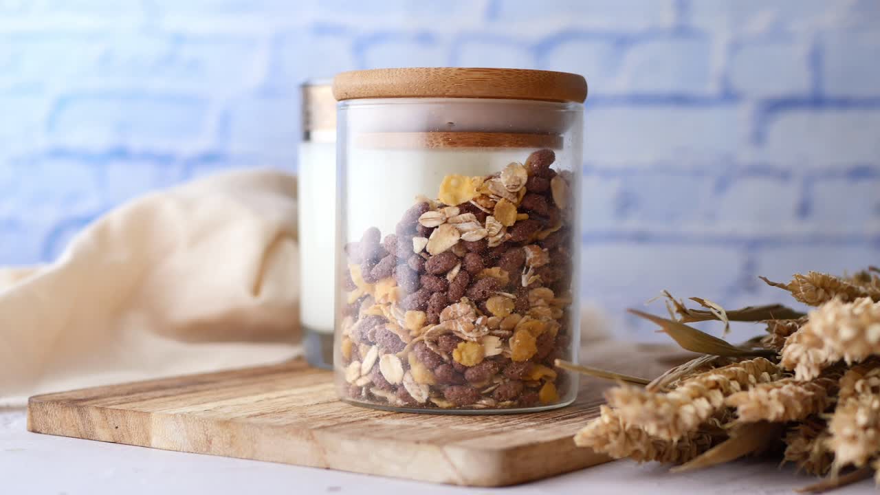 desayuno saludable de granola con leche