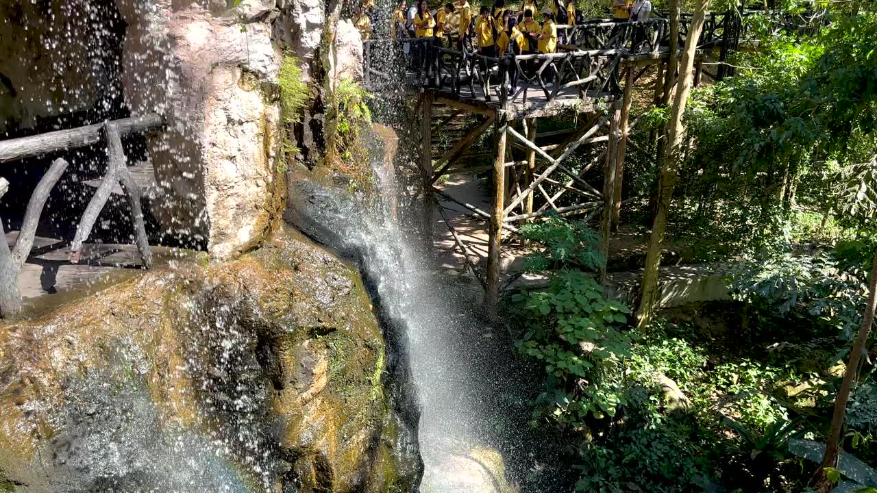 관광객 들 과 함께 열대 숲 에 있는 폭포