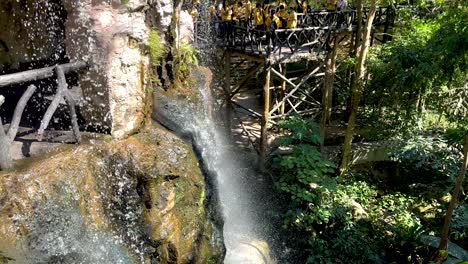 cascada en un bosque tropical con turistas