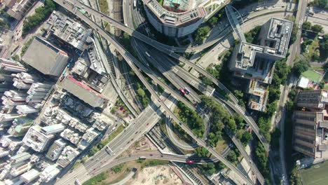 intercambio masivo de autopistas con tráfico en todos los niveles en el centro de hong kong, vista aérea