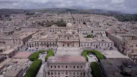 Catedral-Católica-Romana-De-Noto,-Establecimiento-Aéreo-Hacia,-Sicilia