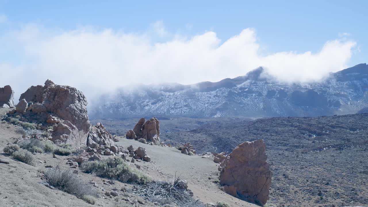 Time-lapse di nuvole in movimento sopra montagne e rocce vulcaniche