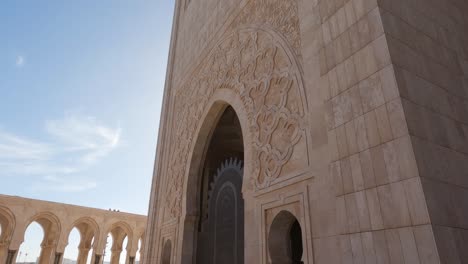 intrincado trabajo artesanal de piedra de la mezquita de hassan, inclinado hacia abajo