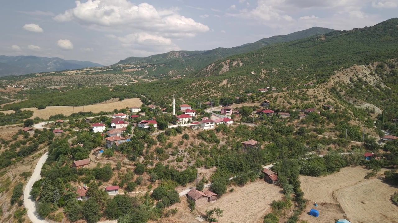 Drone-kiertokuva Ciden rannikkokaupungista moskeijoineen ja perinteisine taloineen, Kastamonussa, Turkissa.