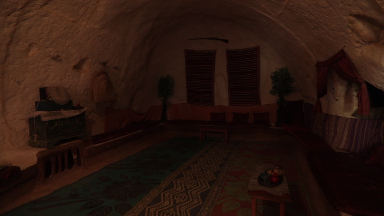 니지의 전통적인 카사르 집은 으로 된 벽, 다채로운 카, 그리고 희미하게 조명된 방에서 편안한 좌석으로 구성되어 있습니다.