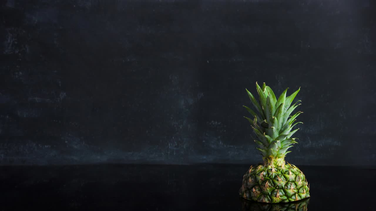 검은색 배경에 익은 열대 과일 파인애플을 멈추십시오.