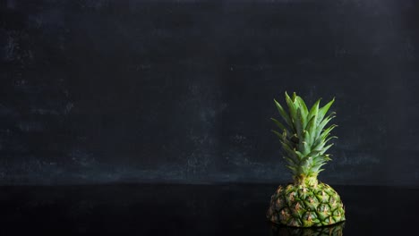stop motion frutas tropicales maduras de piña sobre un fondo negro. imágenes de bucle de alimentos de lapso de tiempo