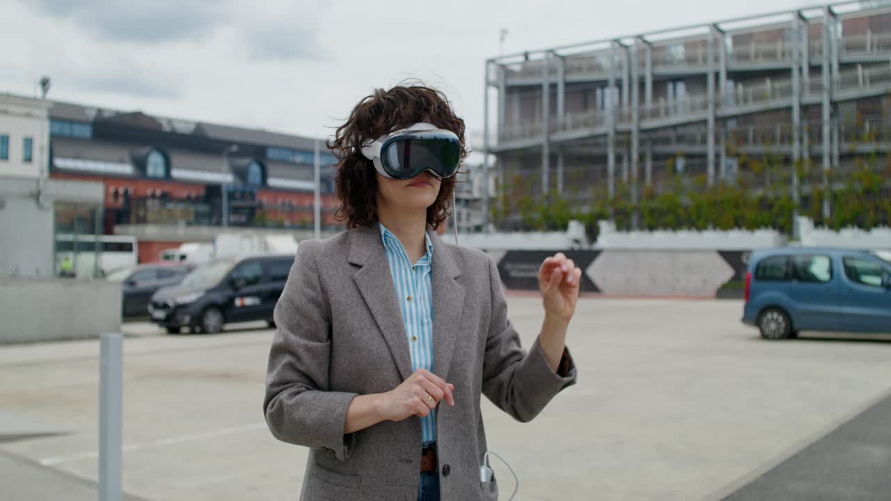 Donna che indossa un visore VR in un parcheggio cittadino