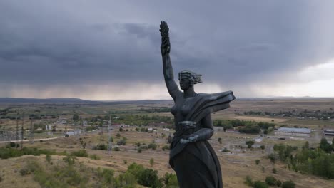 el monumento de la estatua de la madre armenia en gyumri representa el espíritu del país