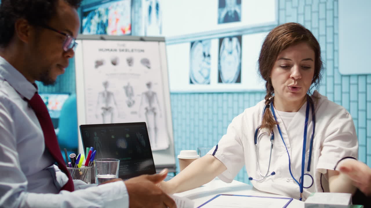 médico que recomienda vitaminas y analgésicos en el seguro de salud