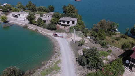 Traktor-Zieht-Wassertank,-Um-Trockenes-Sediment-Entlang-Des-Grünen-Sees,-Taurusgebirge,-Türkei,-Zu-Befeuchten