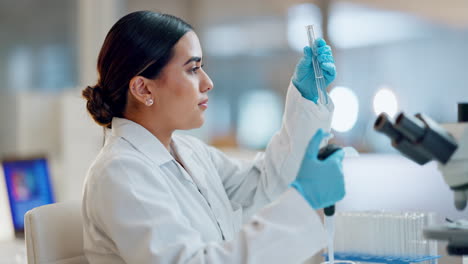 ciencia, investigación y mujer con pipeta
