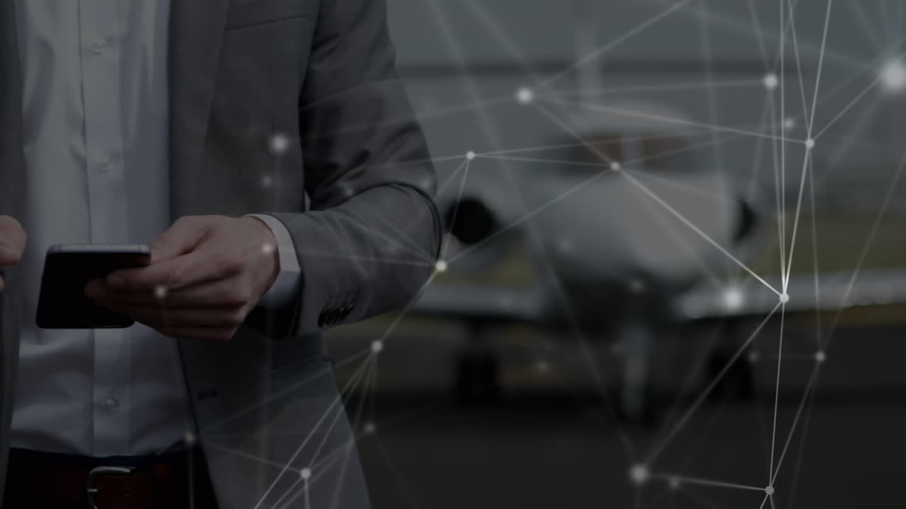 animación de la red de conexiones a través de un empresario caucásico que usa un teléfono inteligente