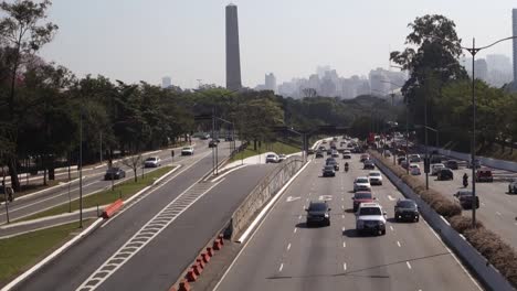 Transito-De-Vehiculos-En-Avenida-23-De-Maio-Y-Obelisco-De-La-Ciudad-En-La-Parte-De-Atras