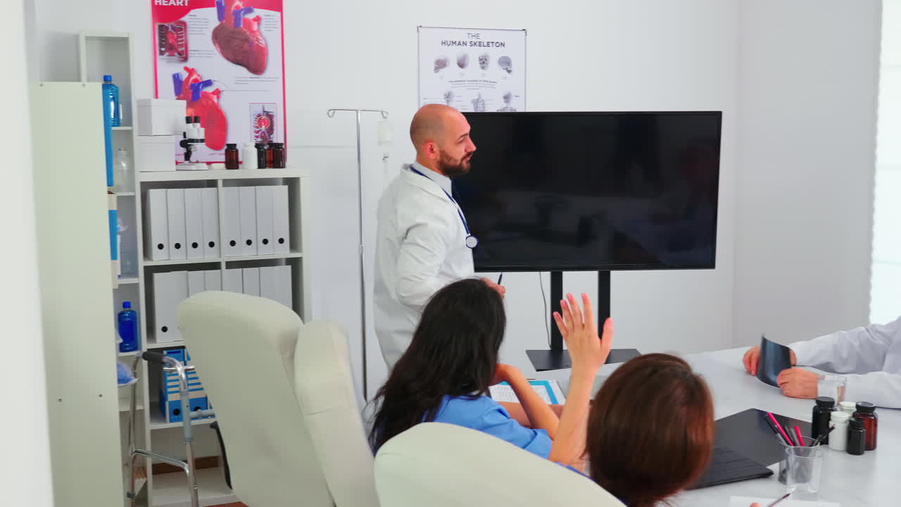 grupo de médicos escuchando a un experto médico durante una conferencia médica