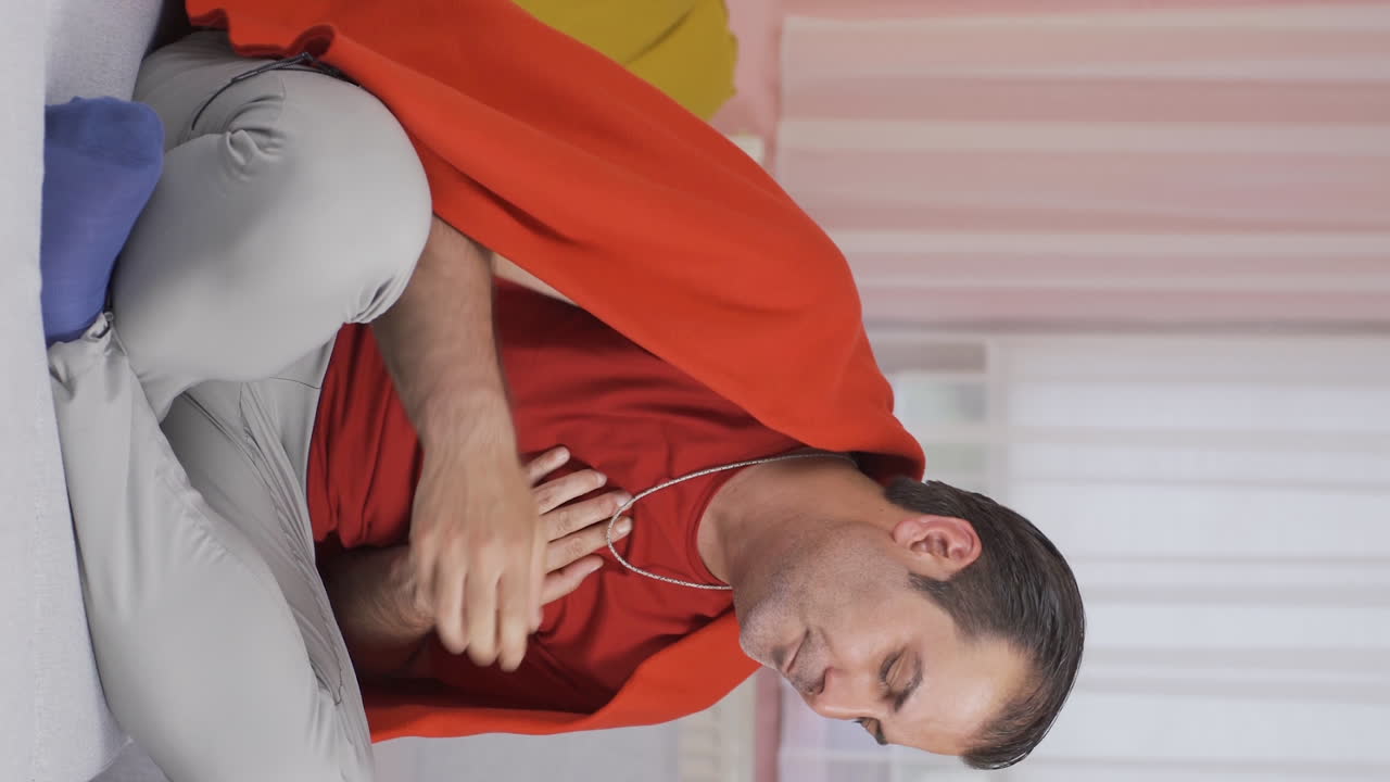 vídeo vertical del hombre con la tos.