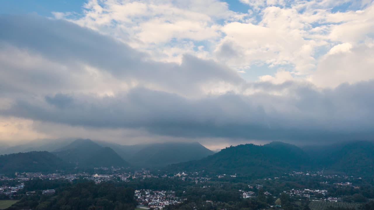 안티구아 과테말라의 산들과 비를 만드는 구름의 공중 드론 하이퍼랩스