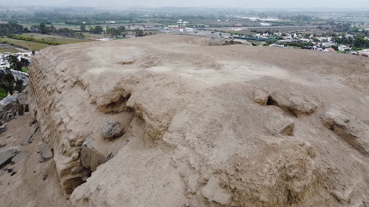 위험한 하이킹 트레일의 정상에 접근하는 등산객