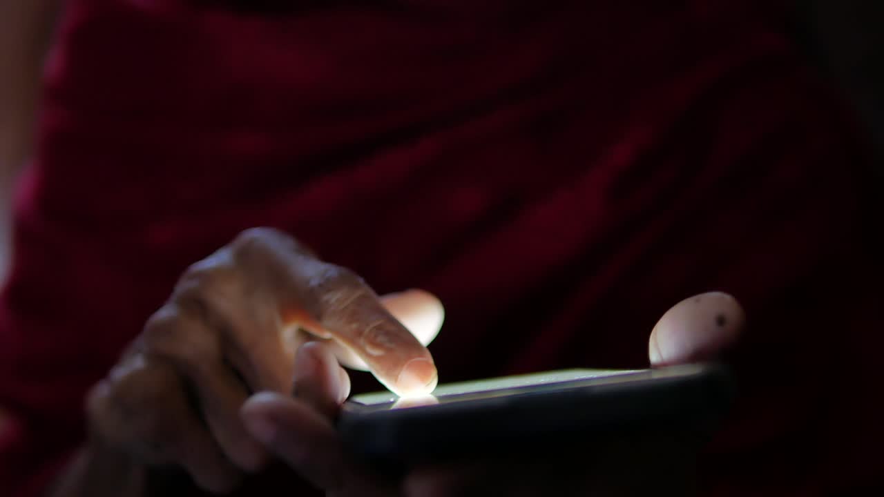 mano di donne senior utilizzando smart phone da vicino