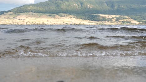 Movimiento-De-Olas-Capturado-En-Cámara-Lenta-En-El-Lago-Nicola-En-Merritt-Columbia-Británica