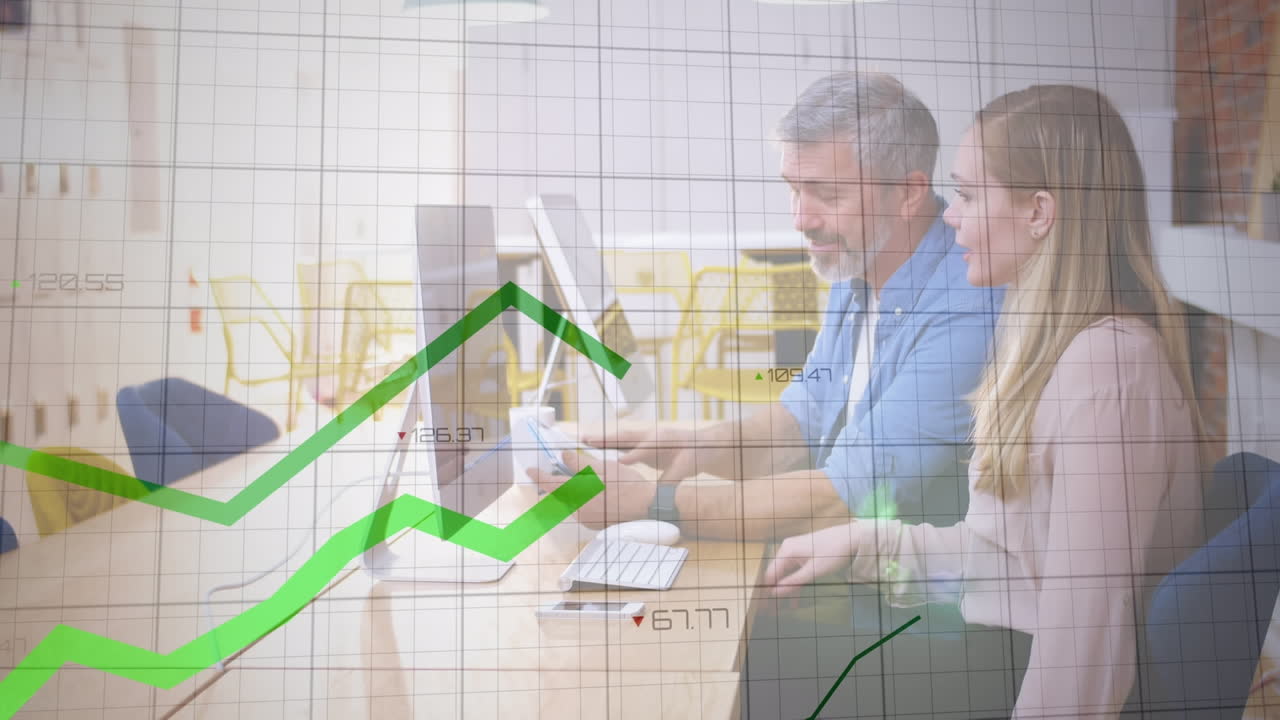 animación del procesamiento de datos financieros sobre diversas personas de negocios en la oficina
