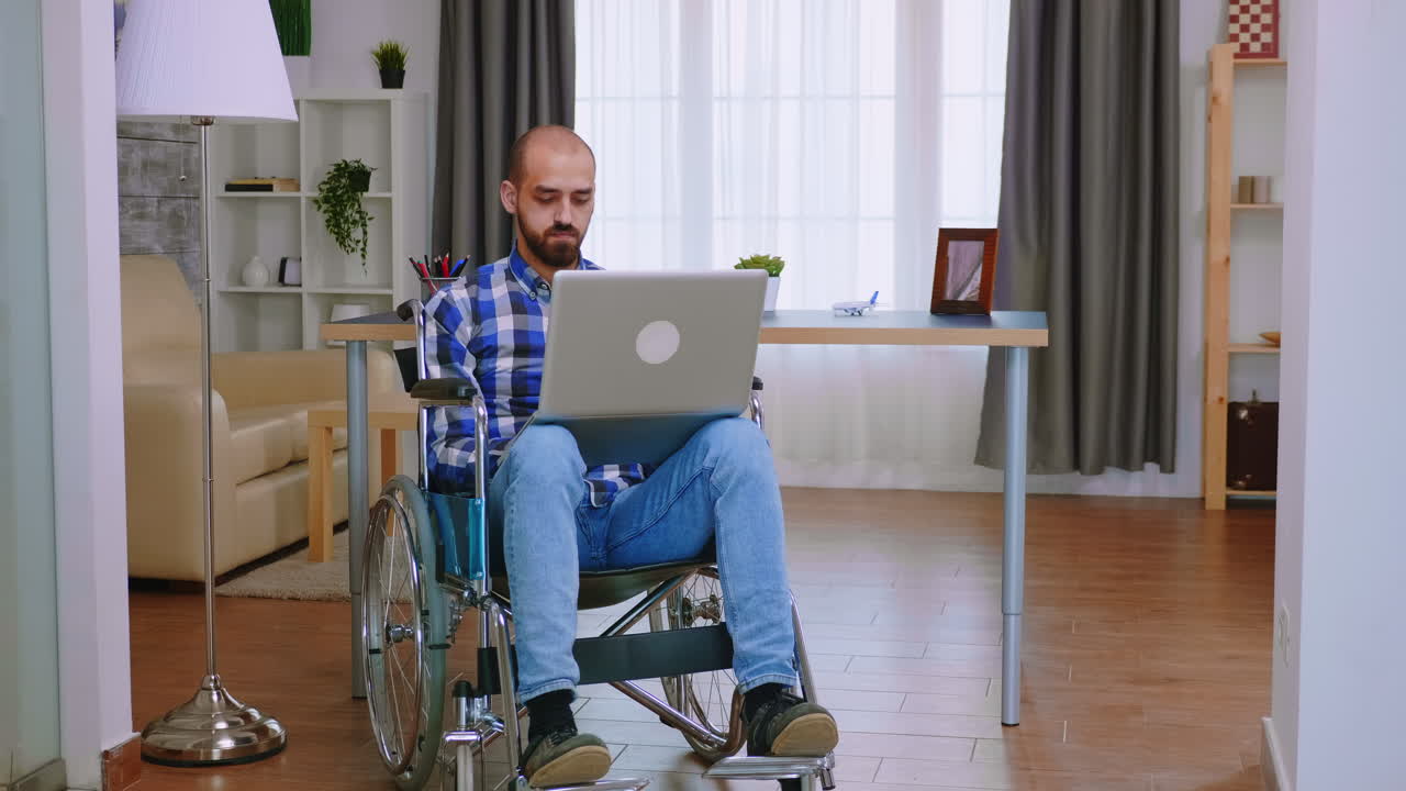 Freelance disabile che lavora da remoto