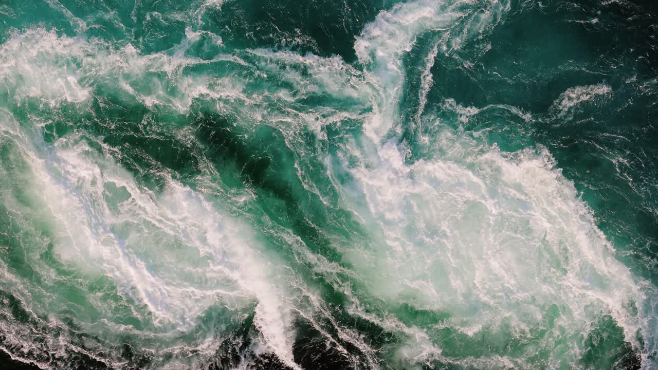 las olas azules de agua del río y el mar se encuentran durante la marea alta y la marea baja.