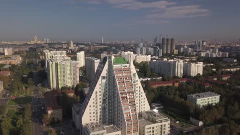 Edificio-Interesante-De-Moscú-Temprano-En-La-Mañana-Desde-Un-Dron