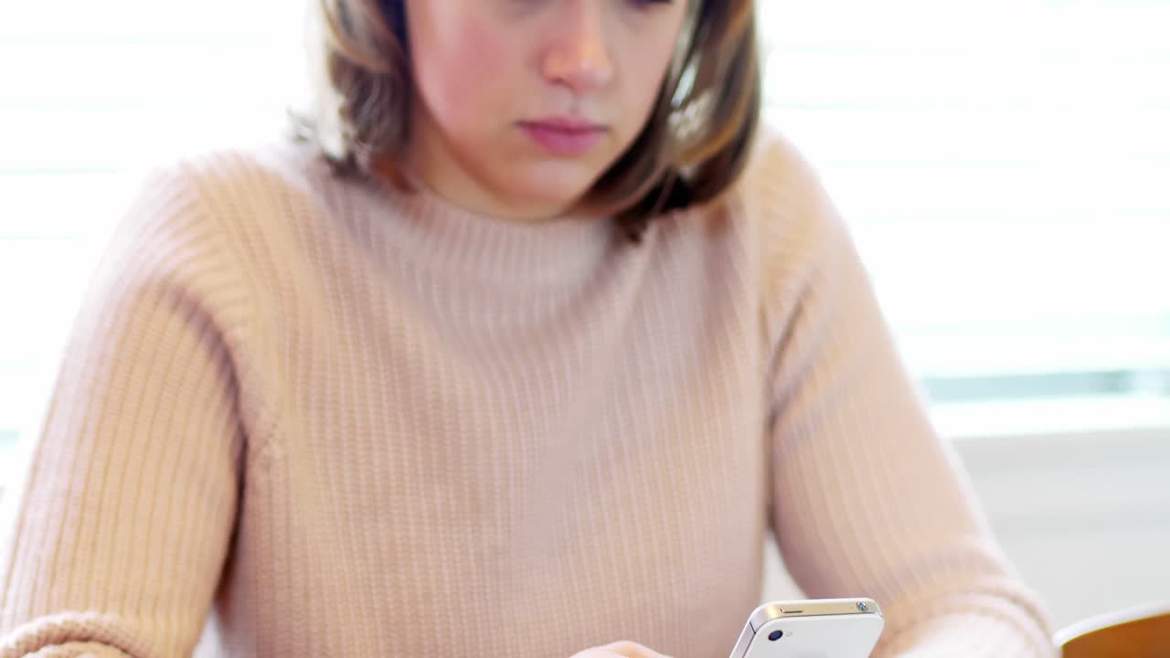 hermosa mujer enviando mensajes de texto en el teléfono móvil
