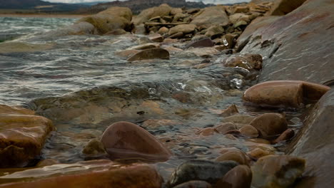 Olas-En-La-Orilla-Rocosa-Del-Lago