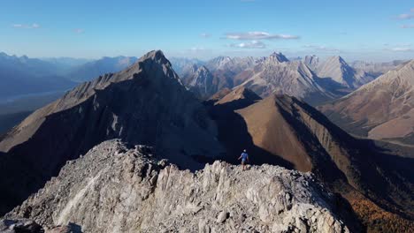 Caminante-En-El-Borde-Del-Acantilado-Mirando-Hacia-Abajo-Caminando-Montañas-Kananaskis-Alberta-Columbia-Británica-Frontera-Canadá