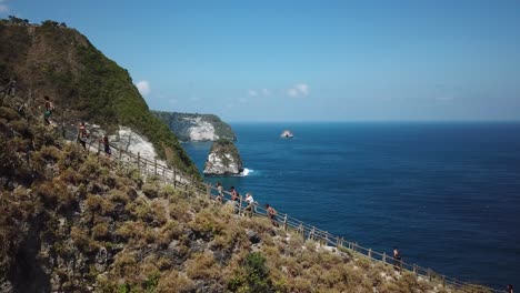 disparo de un dron siguiendo a los excursionistas que subían por la cresta desde la playa de kelingking