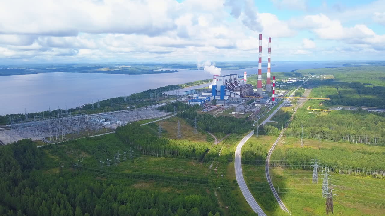 강 근처 의 발전소 의 공중 사진