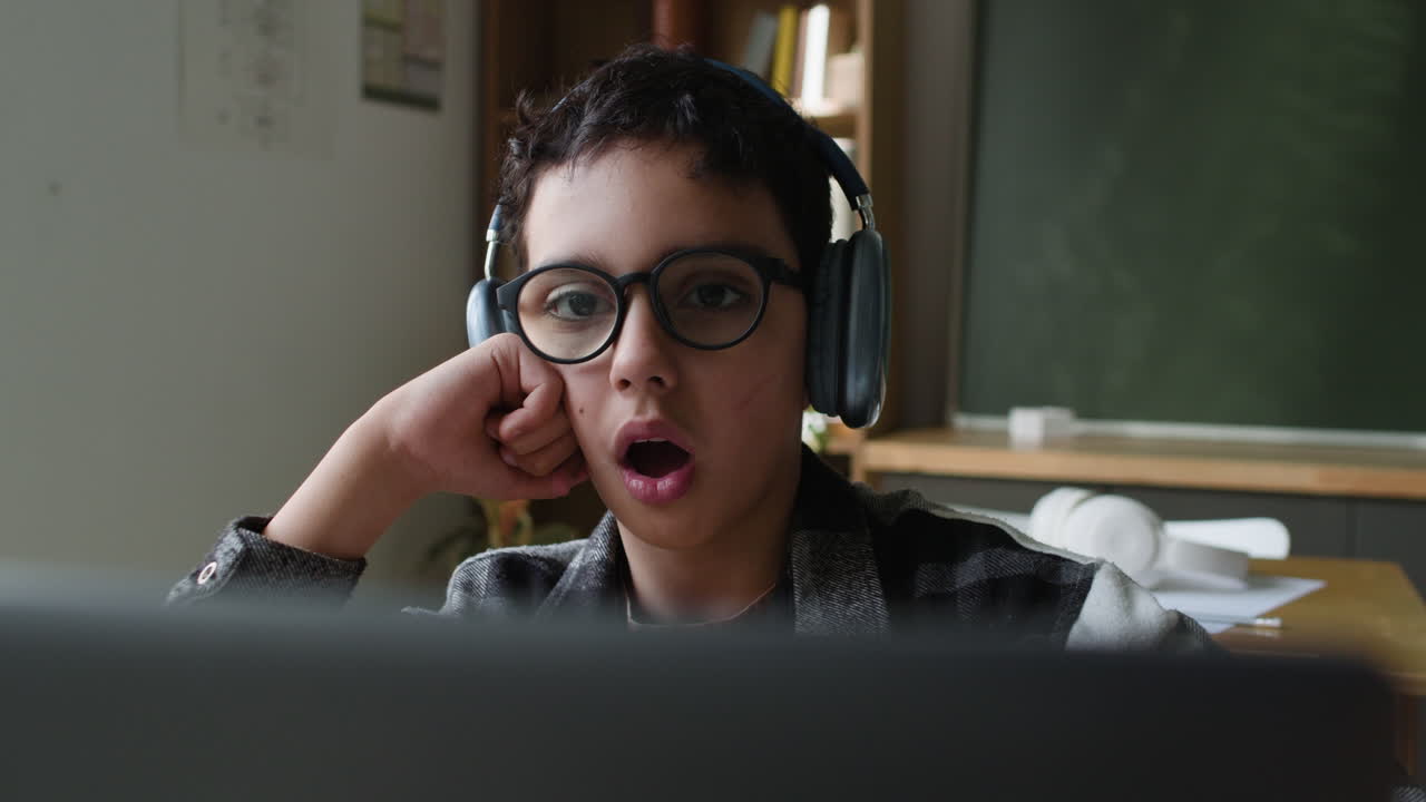 교실에서 노트북을 사용하는 학생