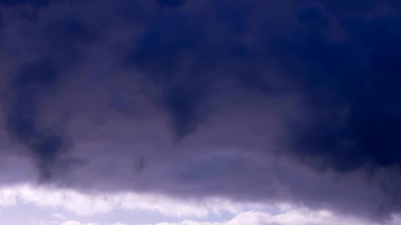 темный и драматический штормовый облачный фон. временная задержка. эпическая штормовая тропическая облачность на закате.