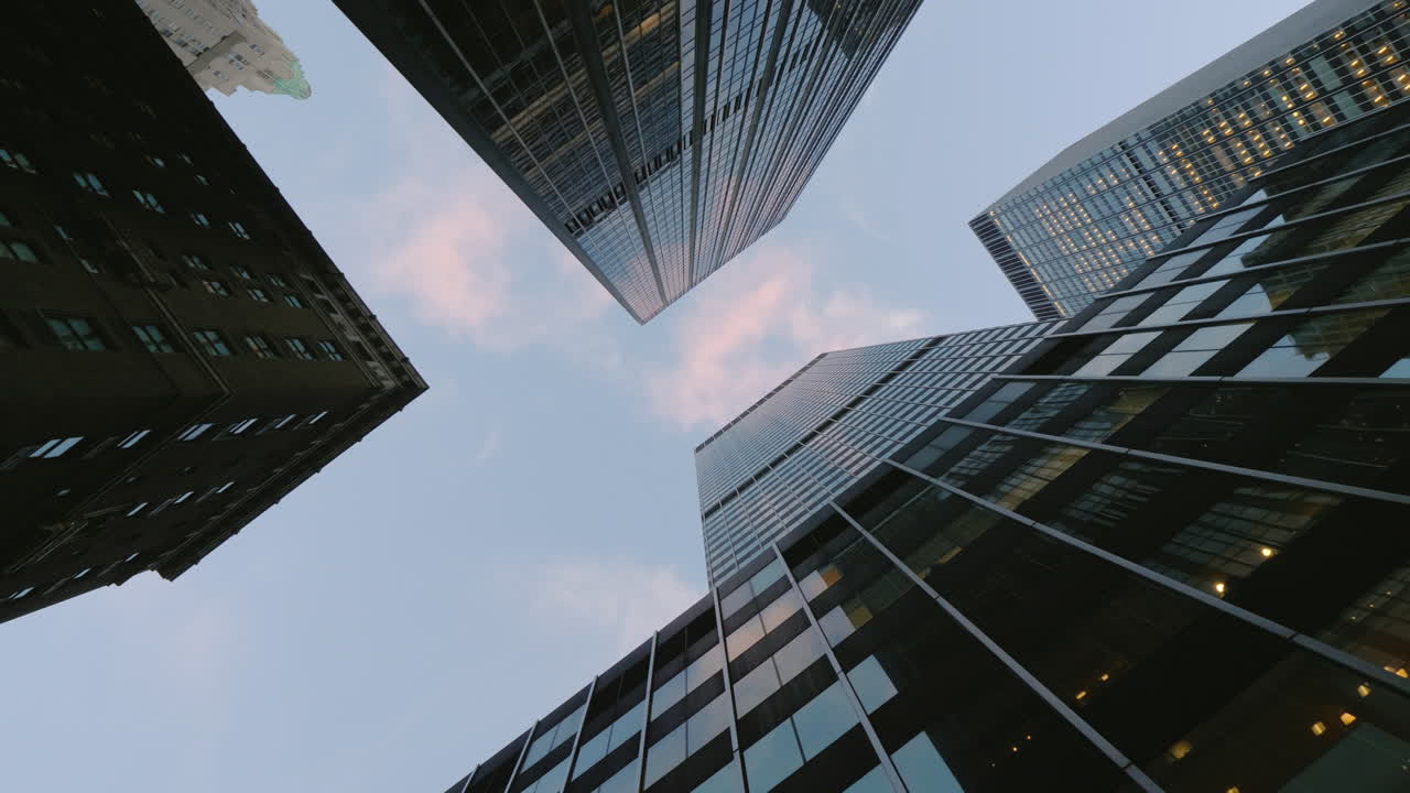 conducir a través de los rascacielos de manhattan cuelgan sobre tu cabeza