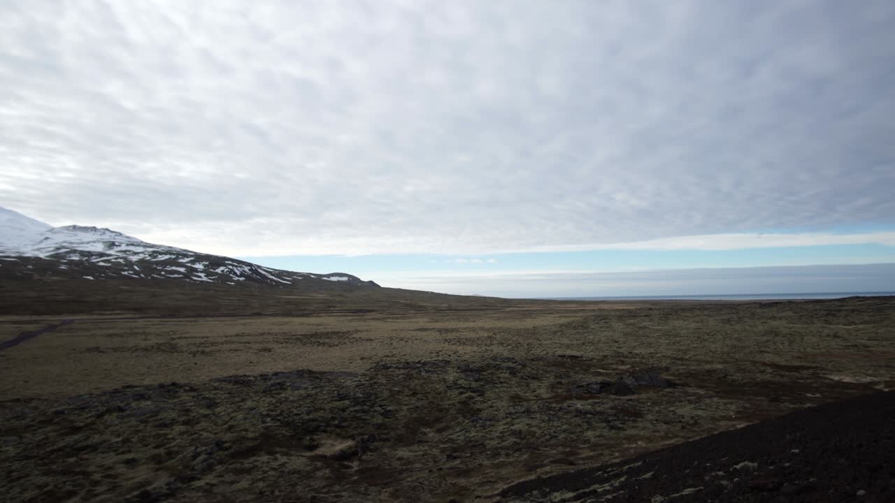 en la parte superior del cráter del volcán vista del paisaje de islandia