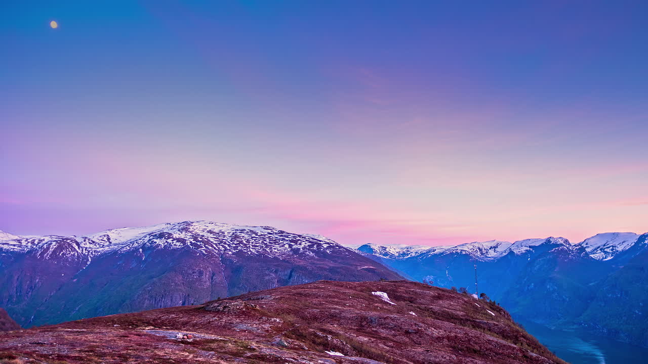 hermosas montañas nevadas al atardecer en aurland, noruega