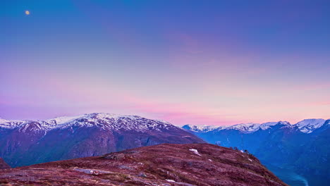 Hermosas-Montañas-Nevadas-Al-Atardecer-En-Aurland,-Noruega