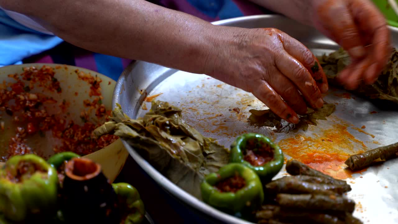 una mujer está preparando hojas de uva rellenas, envoltura de hojas, cultura de la comida turca y hojas rellenas