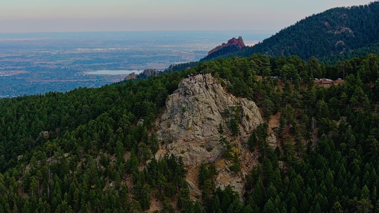 la cornisa de roca roja expuesta de cuarzo sobresale del bosque de pinos de matorrales en el barranco perdido mira hacia la roca de colorado