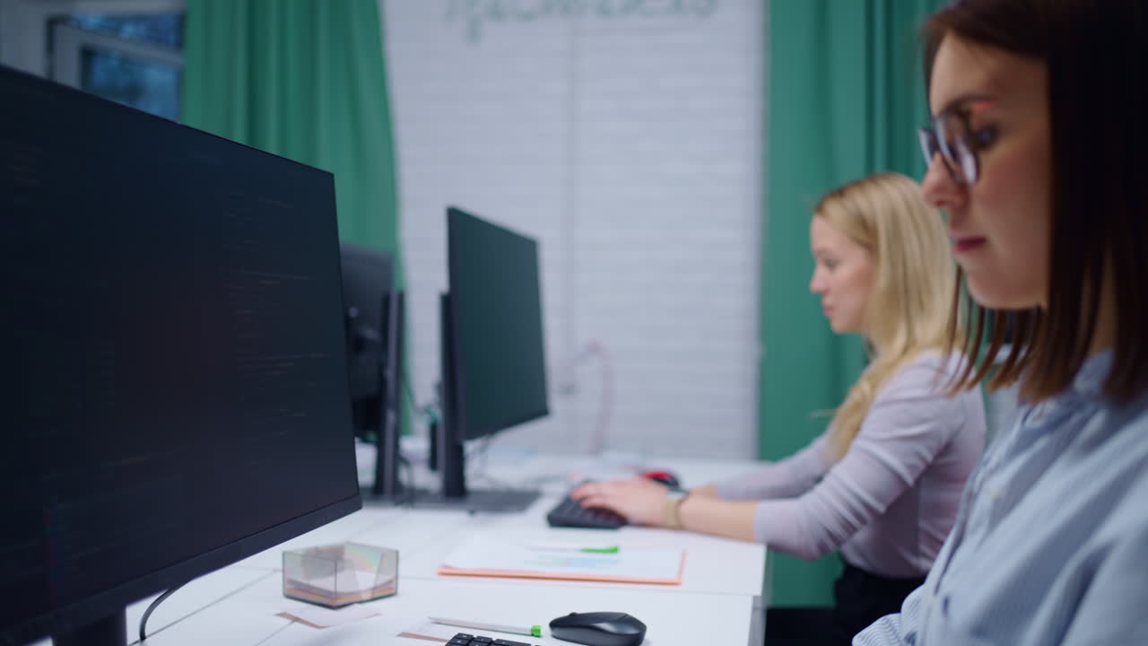 사무실에서 컴퓨터를 사용하는 여성