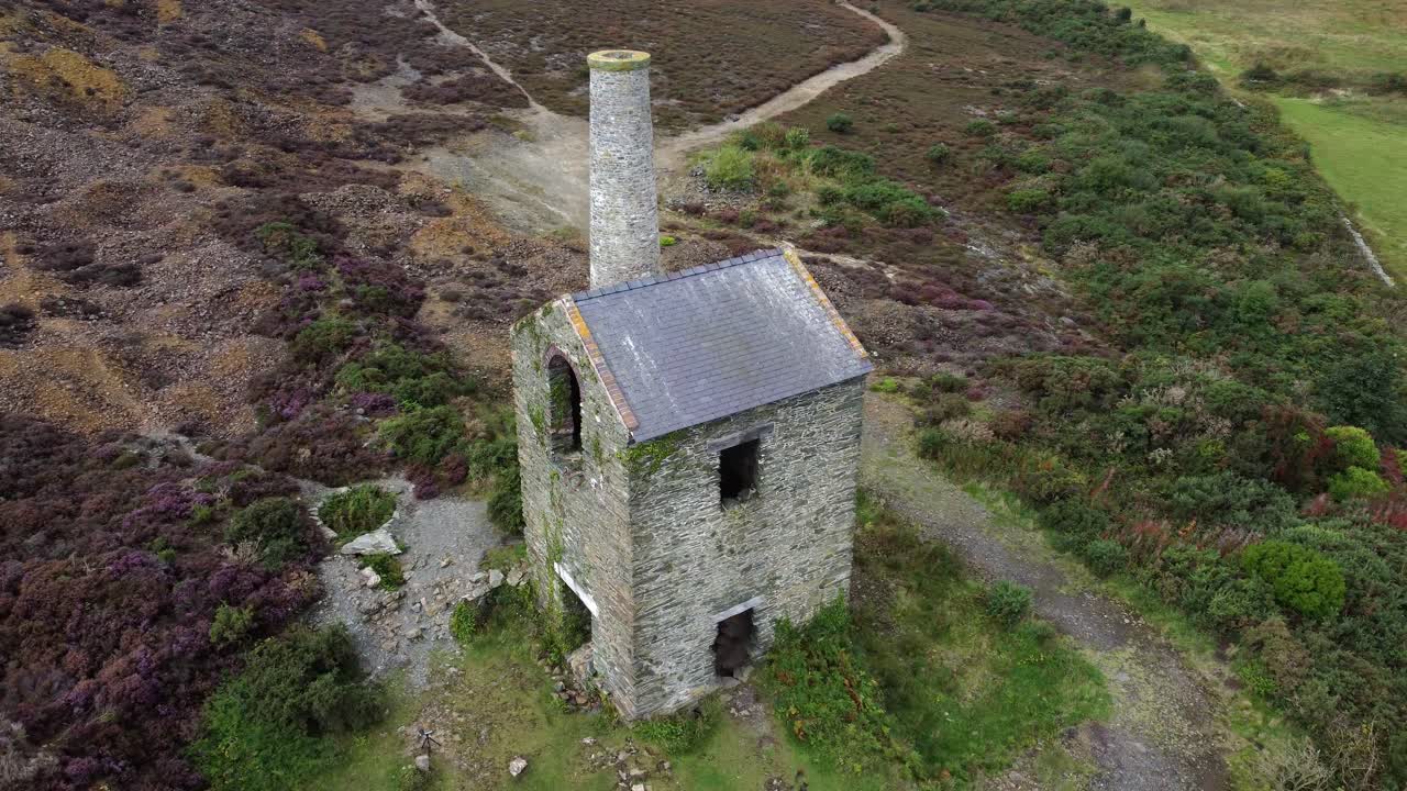 parys montaña abandonado ladrillo chimenea cobre minería molino piedra ruina vista aérea izquierda arriba abajo rotación