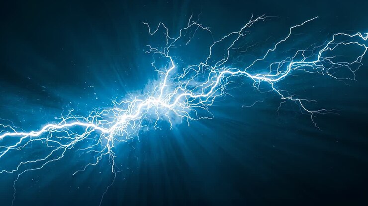 Sfondo blu sfumato che rivela un fulmine che si illumina, si dirama e disperde scintille luminose