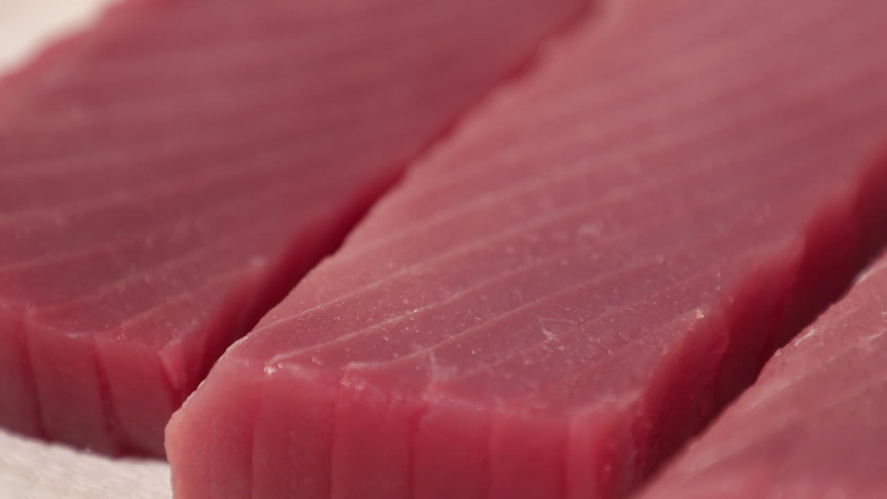 Tonno crudo fresco per sashimi su carta assorbente per assorbire l'acqua dalla carne in un ristorante giapponese